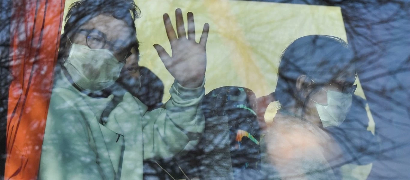 Κινέζος γιατρός για κορωνοϊό: «Πρόκειται για AIDS που μεταδίδεται σαν το SARS - Δημιούργησαν ένα βιολογικό όπλο»